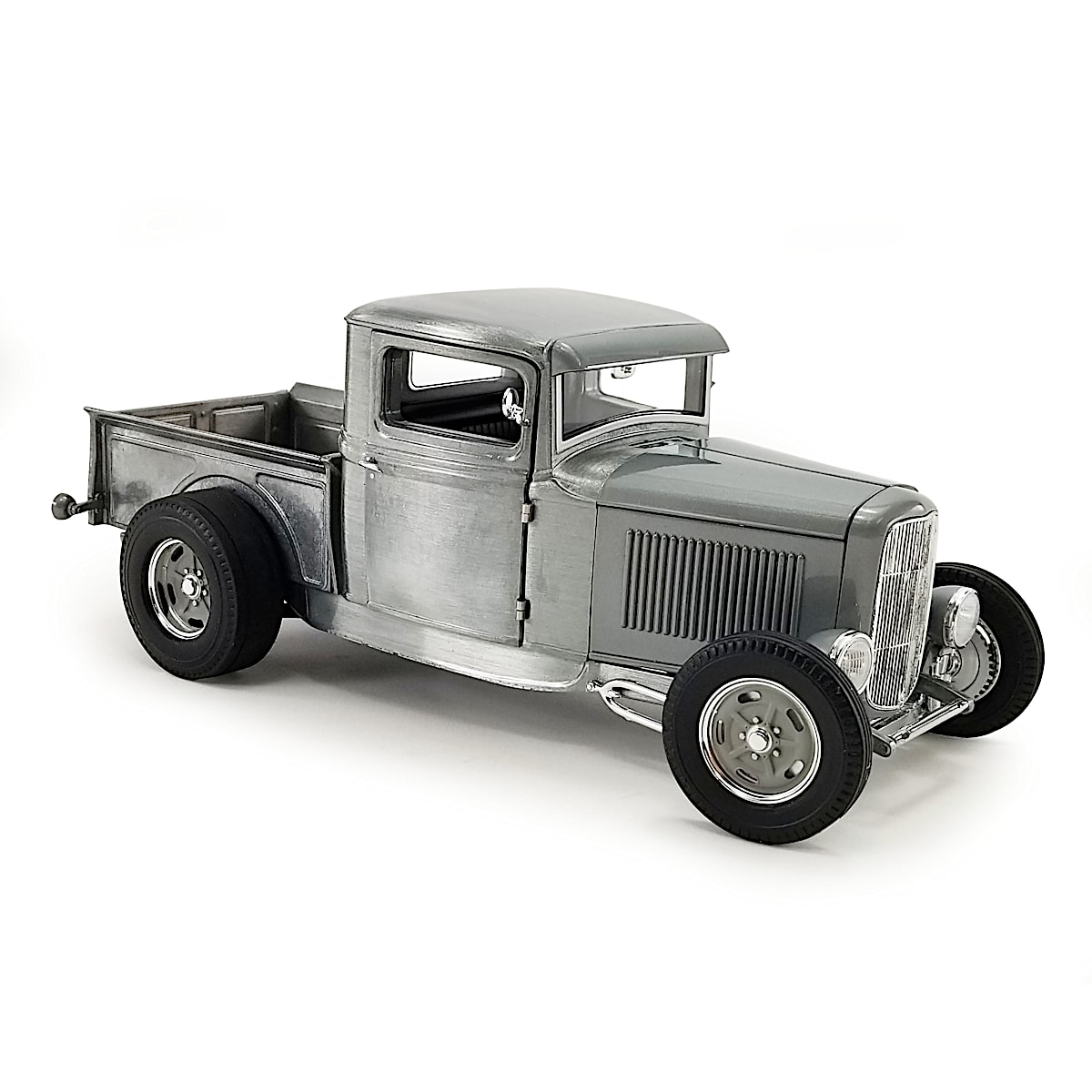 118Scale Hammered Steel 1932 Ford Diecast Pickup Featuring Vintage
